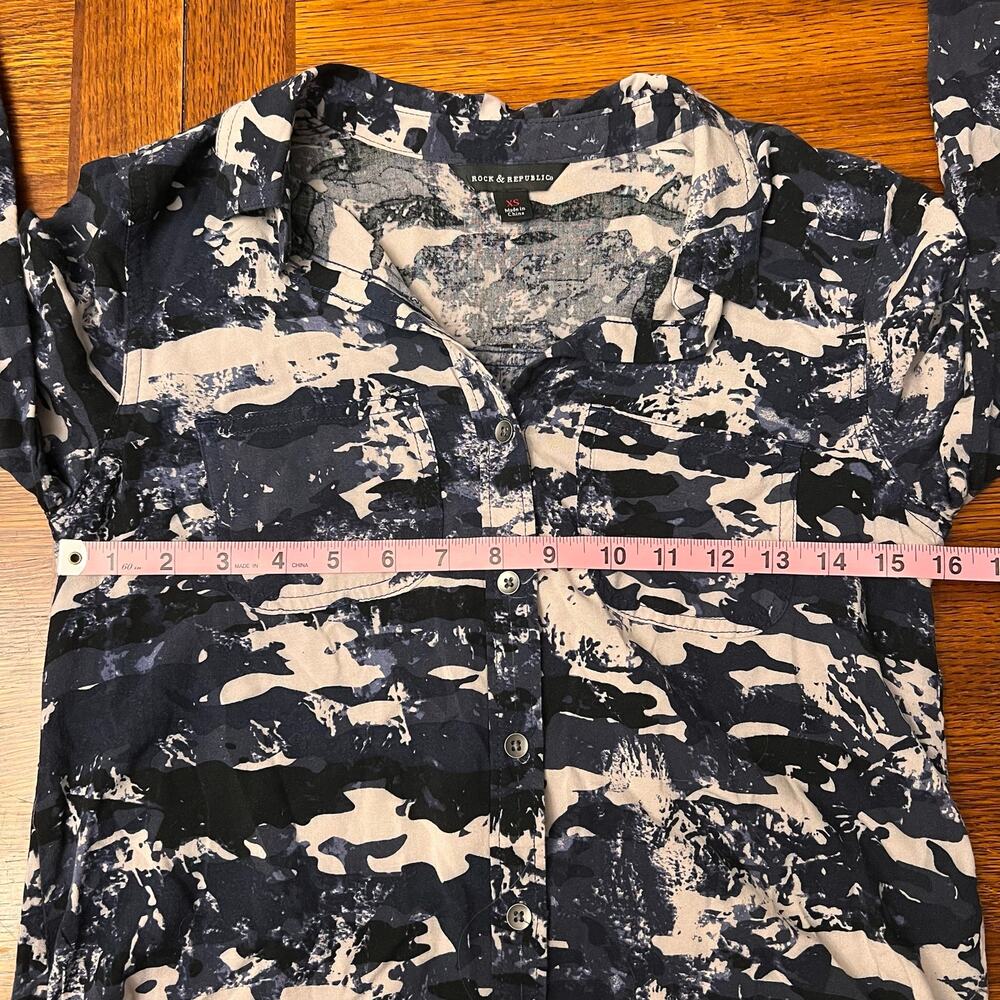 Rock & Republic Blue Camo Long Sleeve Button Up Front Pocket Blouse Size XS - Picture 14 of 16